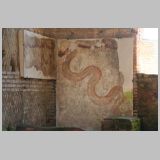 1098 ostia - regio v - insula vi - mitreo dei serpenti (v,vi,6) - fresko - schlange - suedwand.jpg